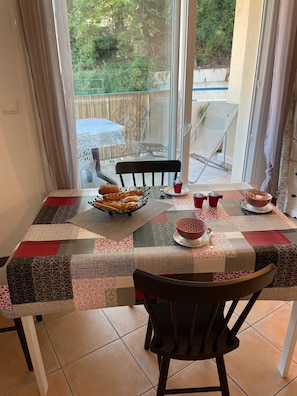 Coin repas lumineux, balcon avec vue dégagée 