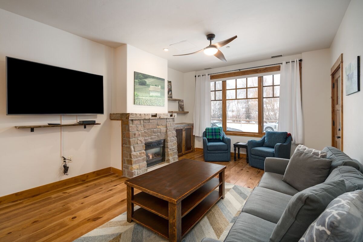 Aprés on Yampa, Pet Friendly, Modern Downtown Property Along the Core Trail!