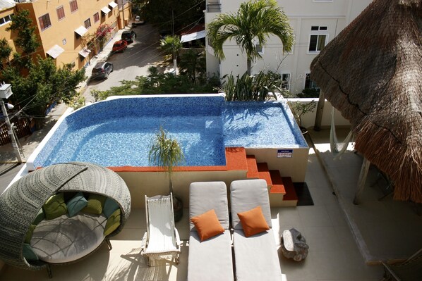 common rooftop area w/pool