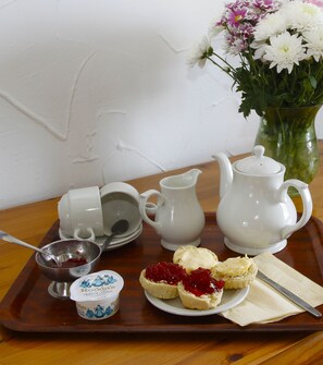 EAST ROSE - cream tea on arrival