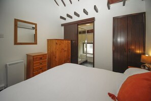 Moor Cottage bedroom and en-suite shower room