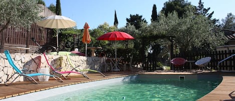 Piscine, bains de soleils et parasols :)