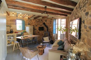 Cozy salle à manger et cuisine avec vue sur la mer et cheminée