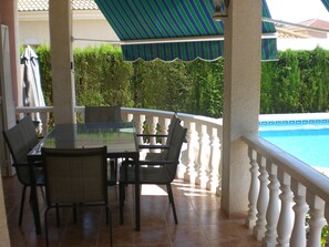 Veranda with seating for 6 people.