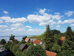 Blick vom Balkon und Essplatz auf das Meer