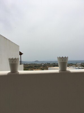 Vue vers la mer et Orkos