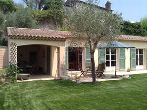 Terrasse couverte, terrasse découverte, cuisine et salon derrière, chapelle 