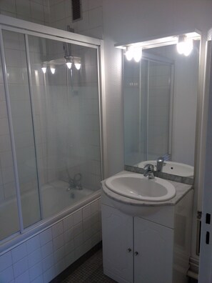 Salle de bain et machine à laver.

