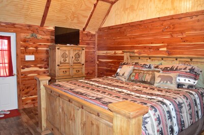 Beautiful cozy rustic cedar cabin located close to Rocky Top Winery.