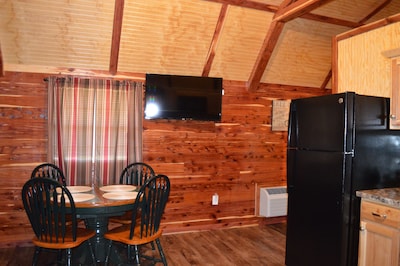 Beautiful cozy rustic cedar cabin located close to Rocky Top Winery.