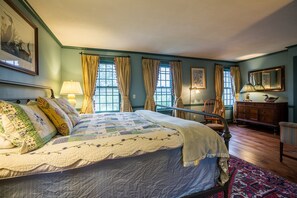 King bedroom with en suite bathroom