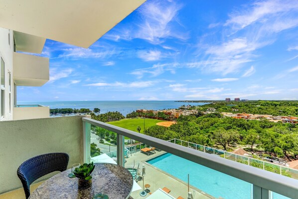 ENJOY AND RELAX TO THE DIRECT OCEAN AND POOL VIEW FROM ROOM AND BALCONY