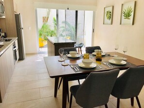 Main living room and kitchen with view of the internal terrace.