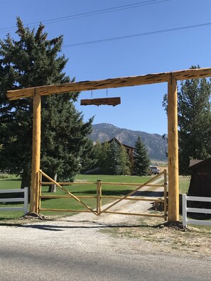 Welcome to Z BAR Z Ranch Entrance