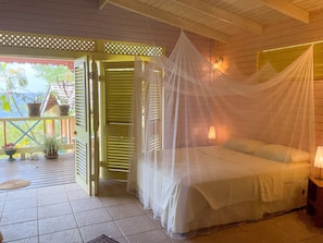 Queen size bed in Creole House