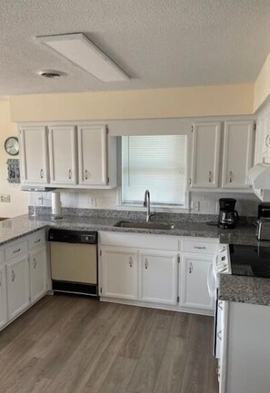 Kitchen (002)
