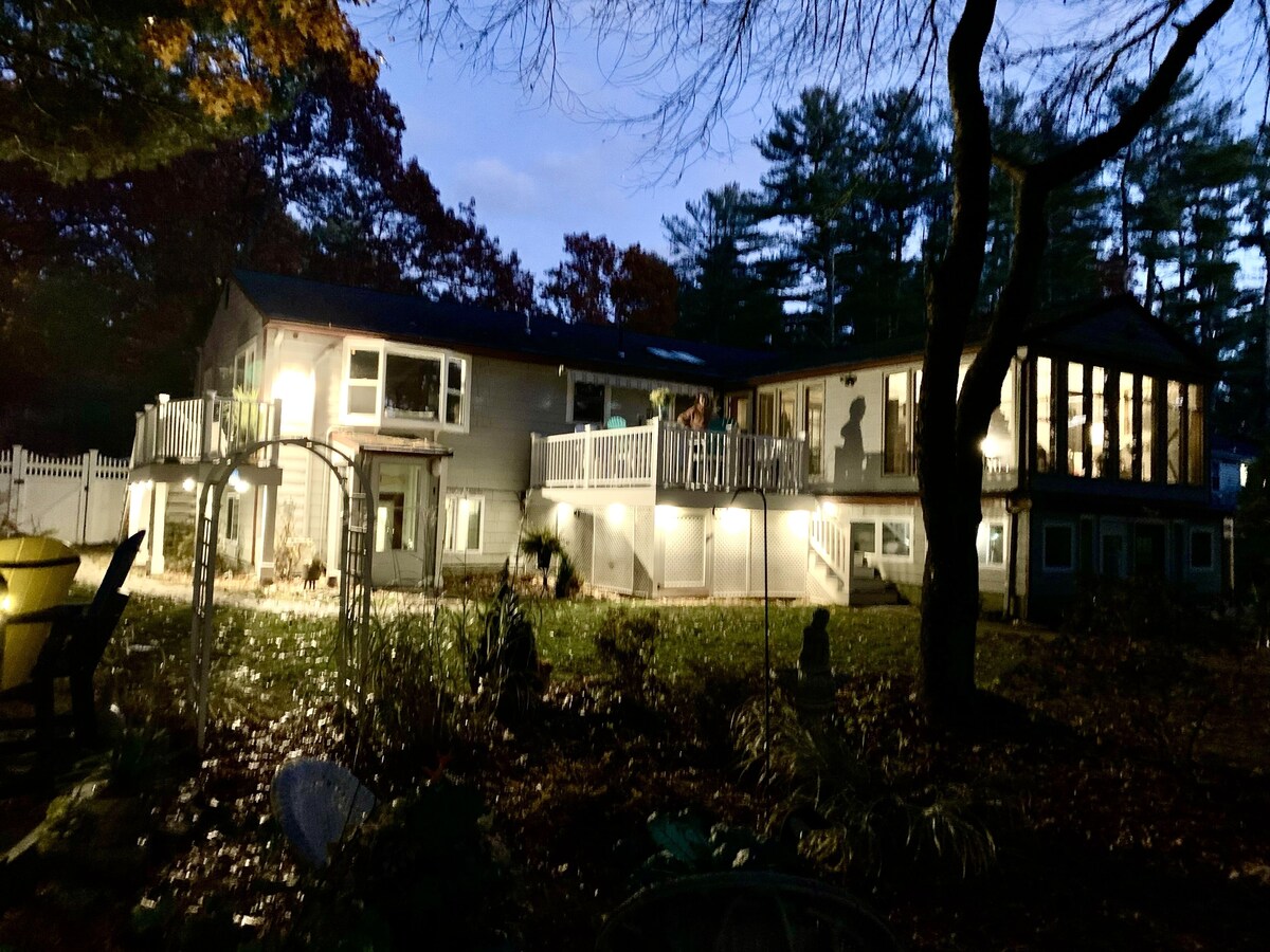 Clear Pond Suite, Pet friendly Pond front studio apartment that sleeps 4 guests.