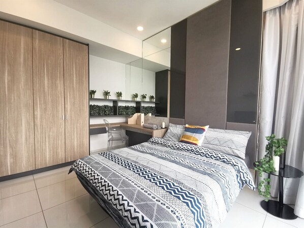 Master bedroom with 1x queen size bed