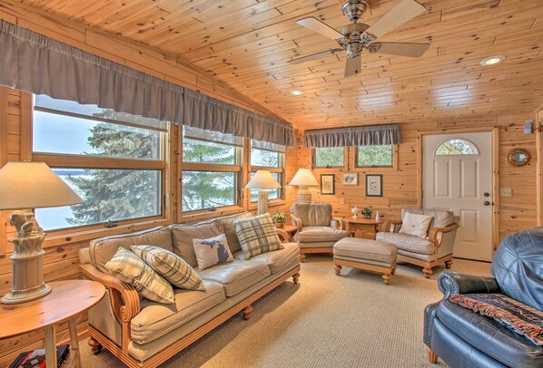 Book this Indian River vacation rental cottage for your Michigan retreat.