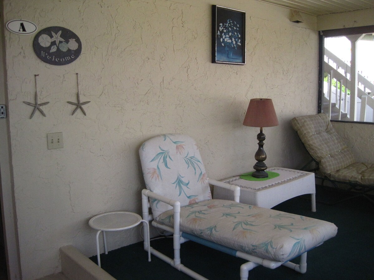 Great location across the street from Lido Beach