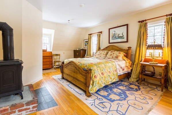 Queen bedroom