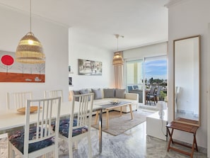 Möbel, Bilderrahmen, Tabelle, Couch, Zimmerpflanze, Interior Design, Holz, Stuhl, Fussboden, Wohnzimmer