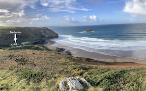 Tredennis sits looking out over Trebarwith Strand beach towards Gull Rock
