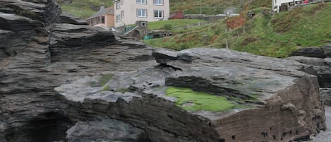 Tredennis sits looking out over Trebarwith Strand beach towards Gull Rock