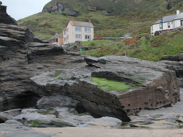 Tredennis sits looking out over Trebarwith Strand beach towards Gull Rock