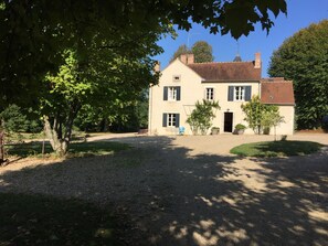 La maison, vue de l'allée principale