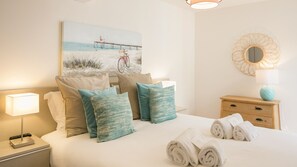 A comfortable queen-bedroom with high quality furniture and bed linen.
#comfort #modern #portugal #pt #lisbon