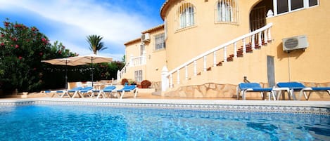 Water, Cloud, Plant, Property, Sky, Building, Window, Blue, Swimming Pool, Azure