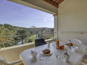 Table, Vaisselle, Propriété, Aliments, Meubles, Bâtiment, Ciel, Vaisselle, Plante, Bois