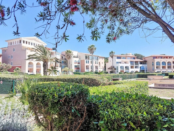 Building, Residential Area, Home, House, Human Settlement, Estate, Apartment, Mansion, Hacienda, Lawn