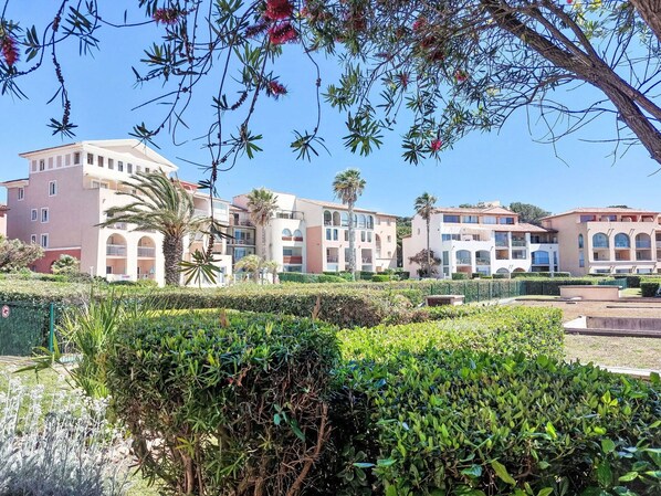 Building, Residential Area, Home, House, Human Settlement, Estate, Apartment, Mansion, Hacienda, Lawn