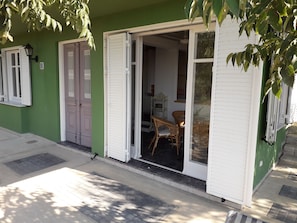 Elegant frontside: open the balcony door & unify the interior with the courtyard