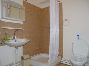 Salle de bains douche avec sèche serviettes