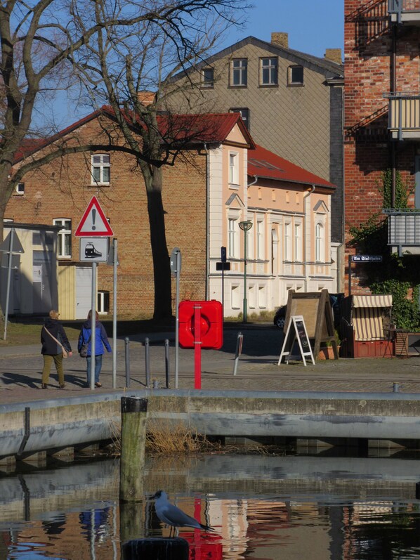 Blick vom Stadthafen auf das Haus