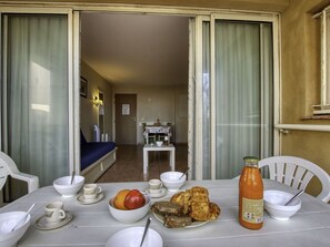 Essen, Tabelle, Geschirr, Eigentum, Möbel, Teller, Dishware, Couch, Stuhl, Flasche