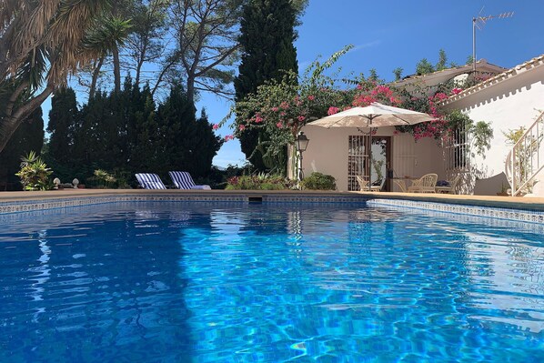 Villa La Cortijera, private pool, 8 persons, quiet, dogs allowed