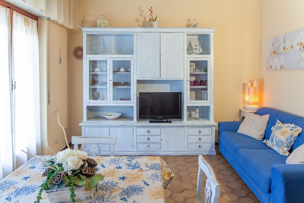 Dining Room, Kitchen