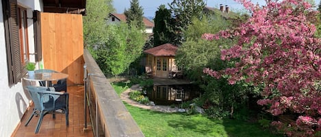 Balkon mit Blick in den Garten