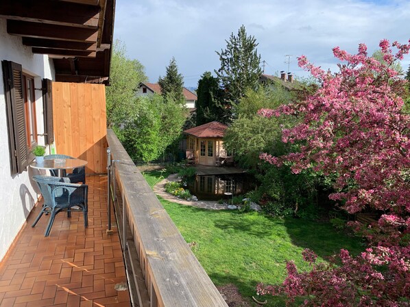 Balkon mit Blick in den Garten