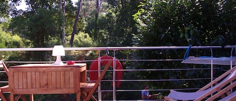 terrasse sur la forêt et le ruisseau du Betey