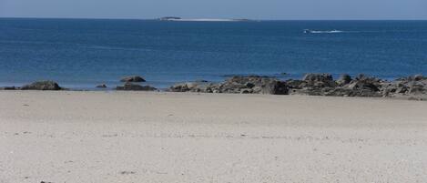 Arrivée sur La plage avec Ile des Evens au large