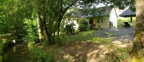 Le chalet du bief et l'emplacement voiture au pied de la terrasse