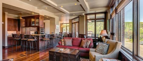 Spacious Living Room and Kitchen with Breakfast Bar