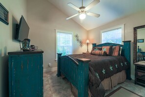 Suite 5- Queen Size Bed with Flatscreen TV 