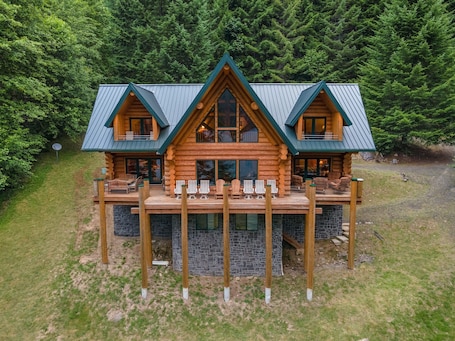 Beautiful year-round lakefront lodge getaway on Lake Swift.