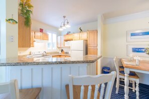 Kitchen with Breakfast counter